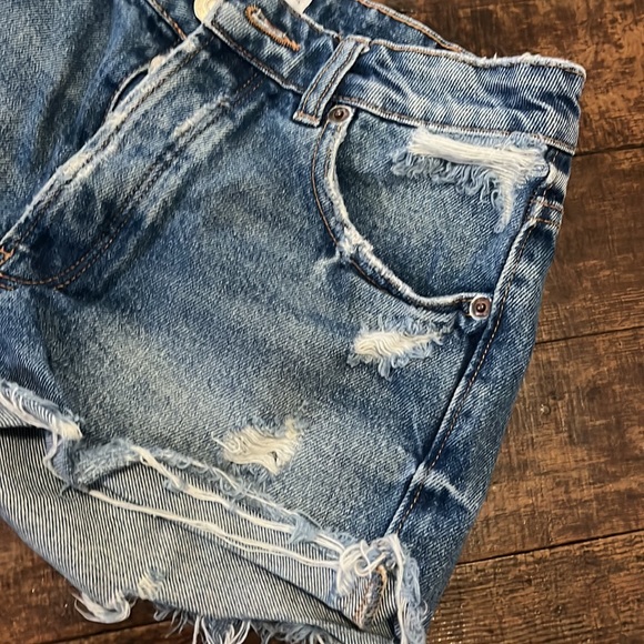 Zara Women’s Distressed Denim Shorts - Picture 4 of 6